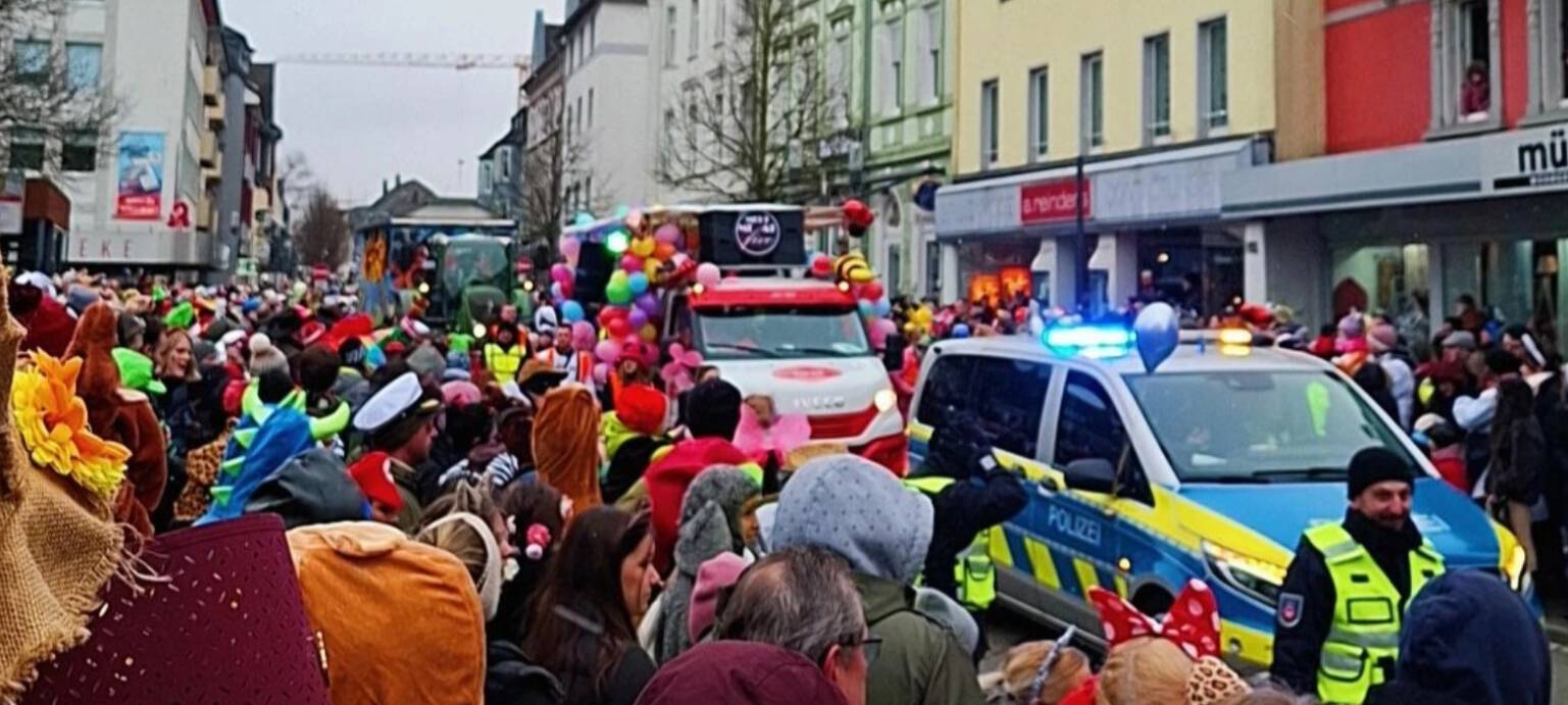 180.000 feiern friedlich