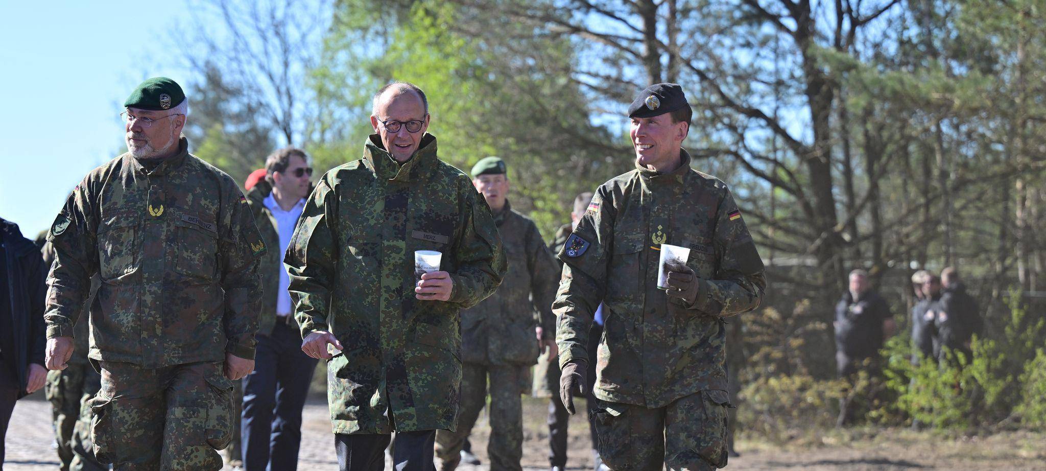 Bundeskanzler Merz besucht Bundeswehr in Munster