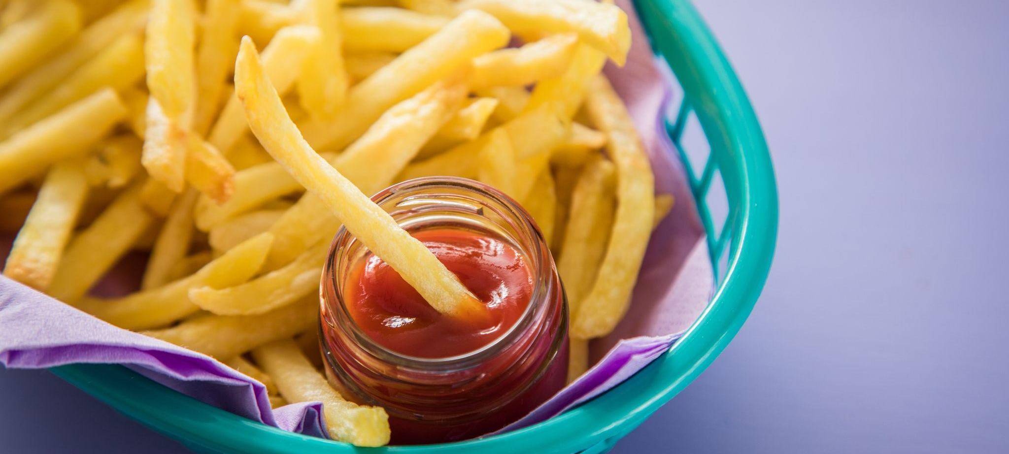 Pommes mit Ketchup liegen in einem Körbchen
