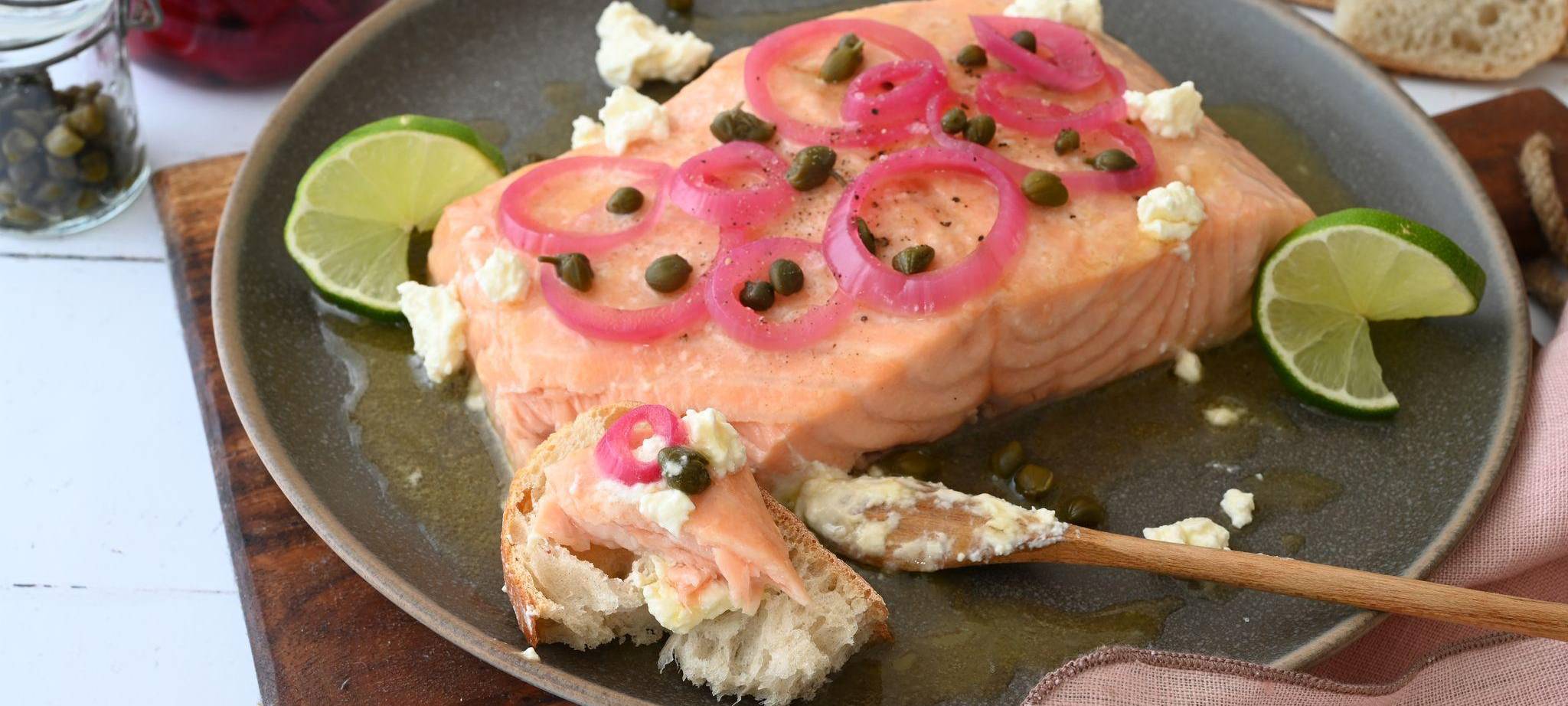 Gegrillter Lachs mit eingelegten Zwiebeln und Kapern