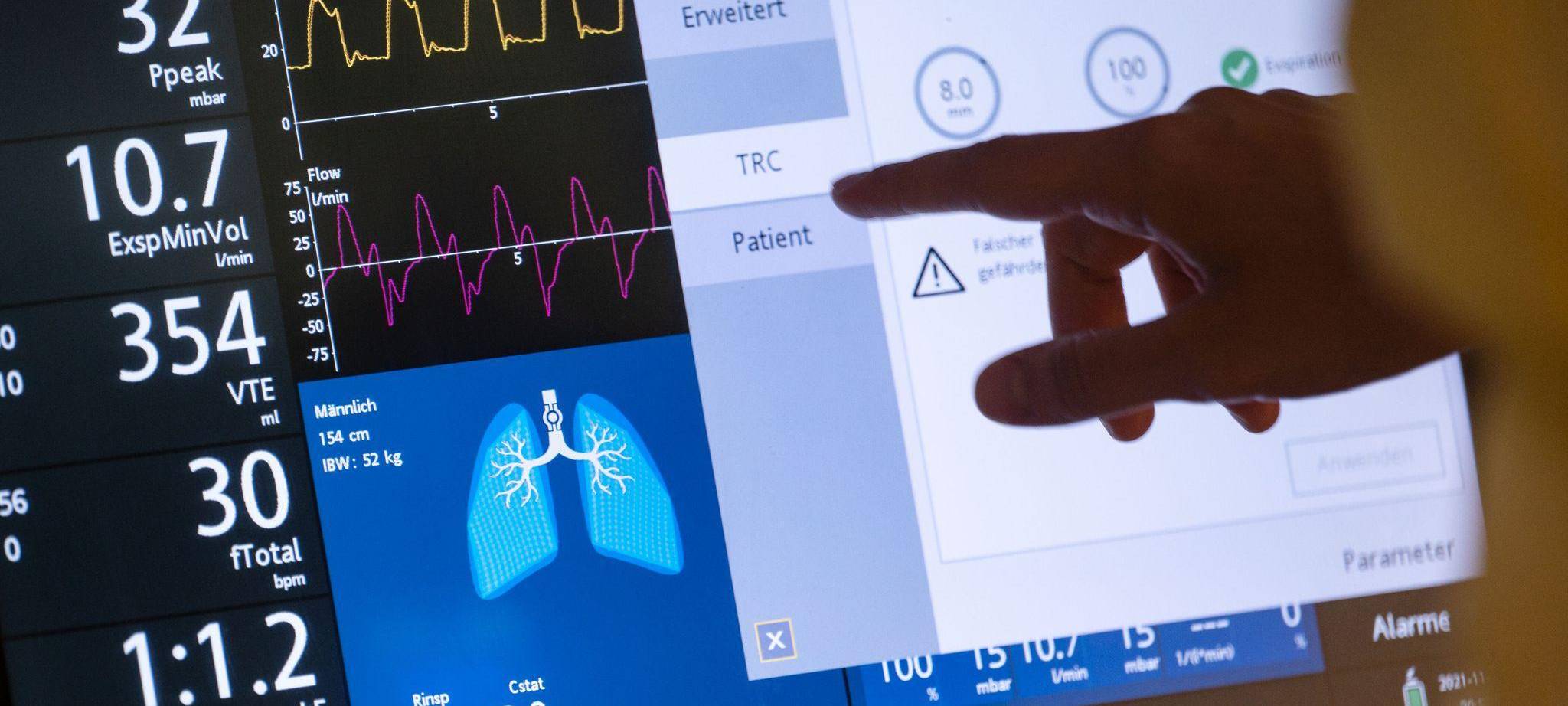 Pflegepersonal nutzt den Bildschirm eines medizinischen Geräts