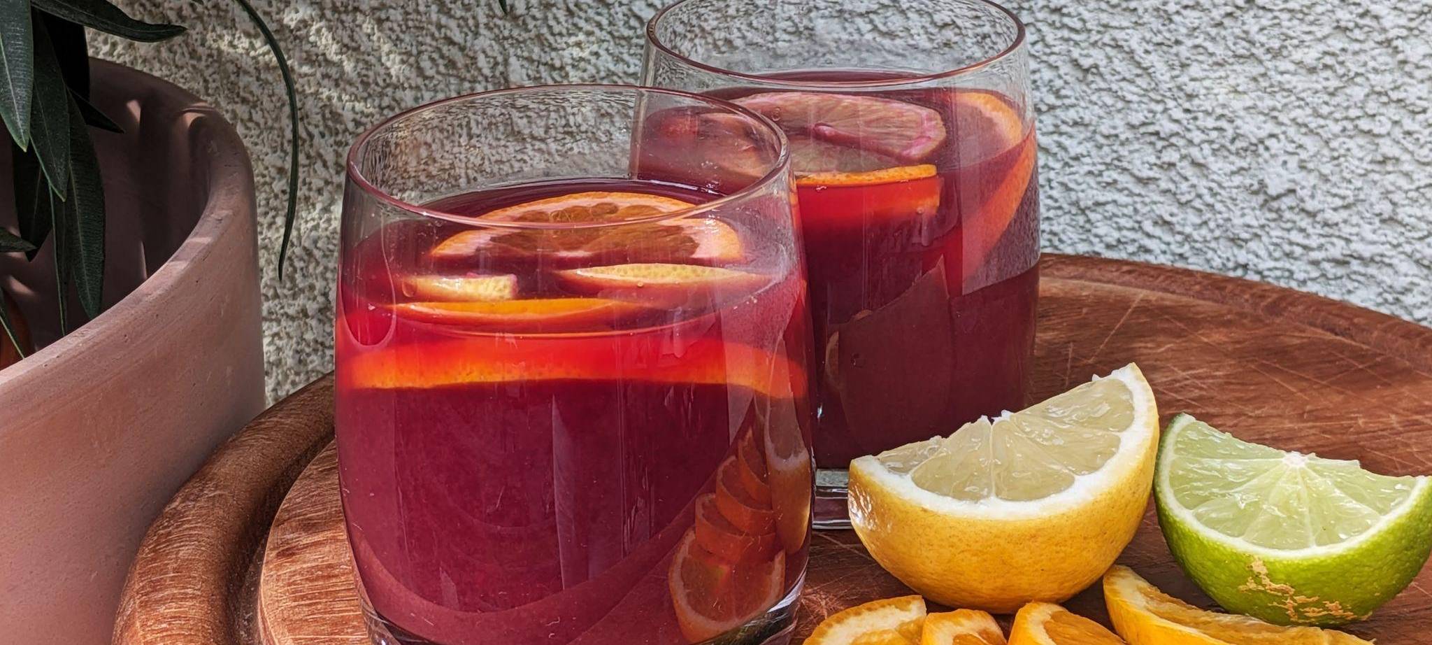 Zwei Gläser mit Spanischer Sangria