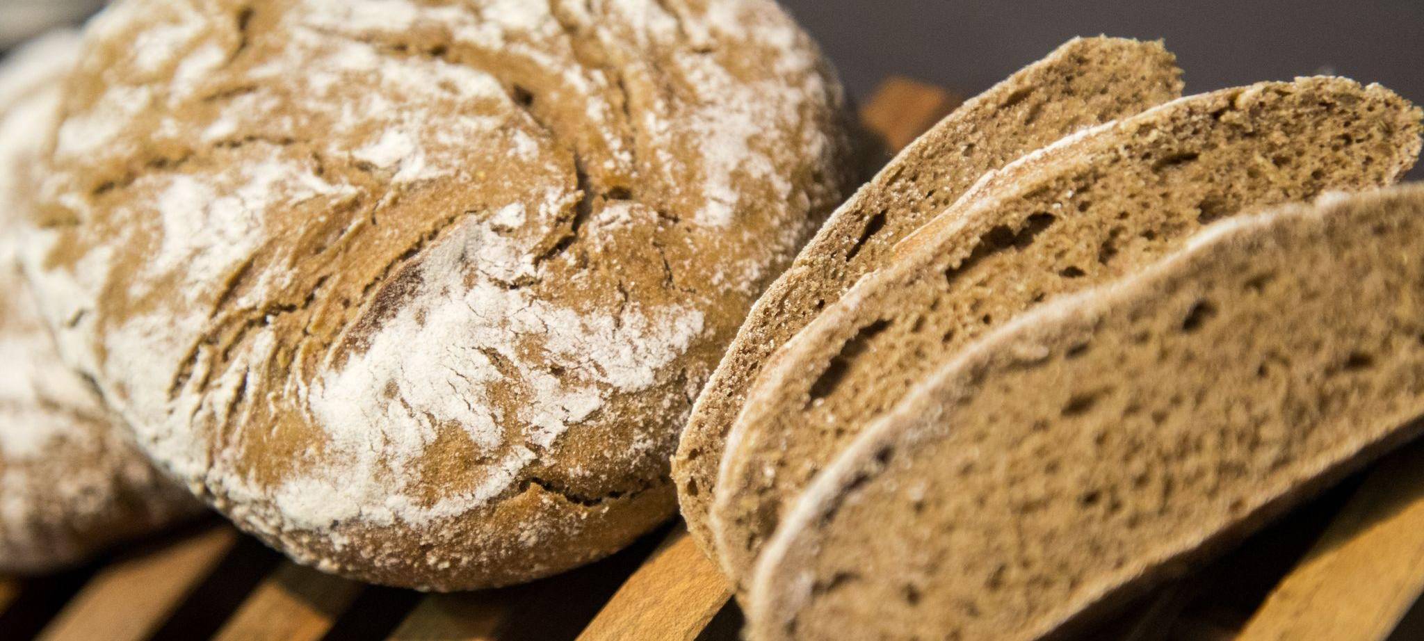 Ein Bort und ein paar Brotscheiben auf einem Brett