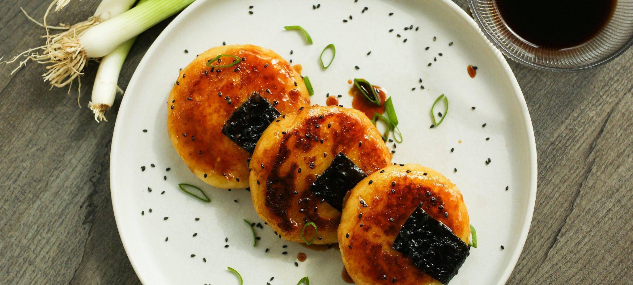 Ein Teller mit Kartoffel-Mochi steht auf einem Tisch